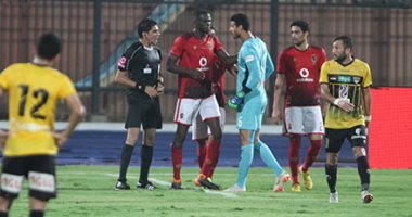 فيديو وصور.. "العصبية" تمنح الشناوى بطاقة صفراء.. والحكم يهدد بالطرد