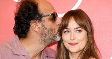 صور..مخرج فيلم "Suspiria" يقبل رأس داكوتا جونسون فى مهرجان فينسيا  