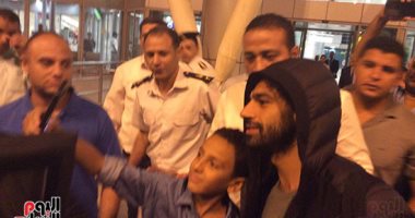 تفاصيل 20 دقيقة قضاها محمد صلاح بمطار القاهرة.. إنهاء الإجراءات فى دقائق.. سيارة خاصة من سلم الطائرة لصالة vip..تعليمات لمسئولى المطار بعدم التقاط الصور التذكارية.. وتخصيص 2 بودى جارد واللاعب يختار واحدا فقط