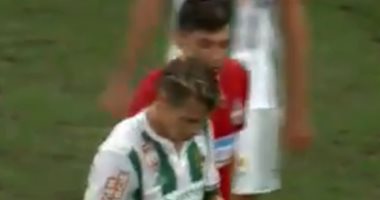   فيديو... لاعب يسرق خطة الفريق المنافس فى تصفيات الدورى الأوروبى