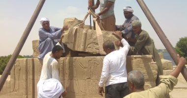 الآثار تعيد قطعة أثرية منقوشة إلى مكانها الأصلى فى كوم أمبو.. صور 