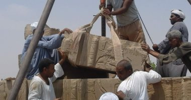 صور.. إعادة تركيب كتلة حجرية داخل بيت الولادة "الماميزى" بآثار كوم أمبو