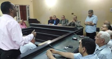 وكيل "تعليم بنى سويف" يبحث مشاكل معلمى وأولياء أمور مركز الفشن