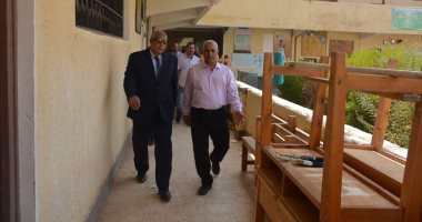 صور.. محافظ الوادى الجديد يتفقد مدرسة الثانوية بنين بالخارجة قبل بدء الدراسة