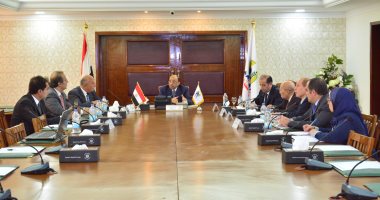 وزير التنمية المحلية يبحث تنفيذ مشروع وحدات الطعام المتنقلة فى المحافظات