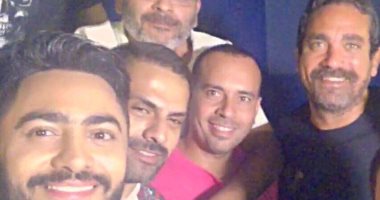 صور..أمير كرارة وحميد الشاعرى بصحبة تامر حسنى فى العرض الخاص لـ "البدلة"
