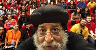 أحلى سيلفى ده ولا إيه.. صورة للبابا تواضروس مع شباب المؤتمر العالمى للكنيسة