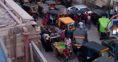 شكوى من انتشار سائقى التوك توك بطريقة عشوائية أمام مترو عزبة النخل الغربية