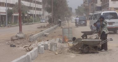 صور.. تركيب 300 متر بلدورات ورفع 80 طن مخلفات من شارع خالد بن الوليد بالأقصر