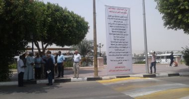 محافظ الأقصر يلتقى وفدا من الأهالى طالبوا بحل أزمة كوبرى طريق الكباش