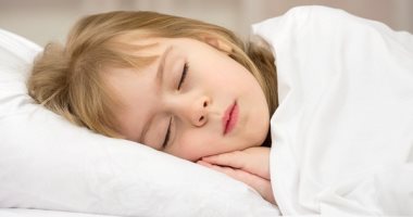 طفلك "بيجز" على أسنانه وهو نايم.. اعرفى ازاى تتعاملى معاه
