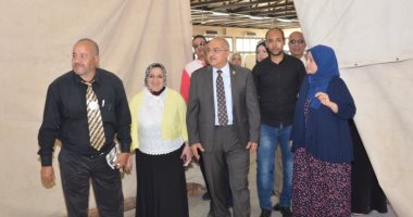 صور.. رئيس جامعة أسيوط يتفقد أعمال الكشف الطبى على الطلاب الجدد