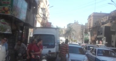 صور.. تكدسات مرورية بسبب إغلاق قطارات الصعيد لمزلقان بنى سويف يوميًا
