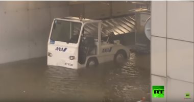الأمطار تغمر مطار أوساكا اليابانى عشية إعصار "جيبى" العاتى