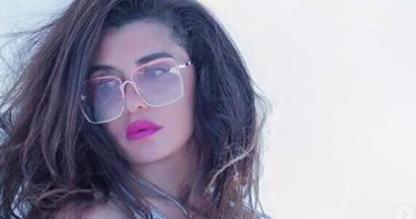 غادة عادل فاتنة فى إطلالة فضية خلال جلسة تصوير جديدة