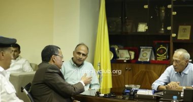 الإسماعيلى يبحث كيفية عودة الجماهير مع مدير الأمن 