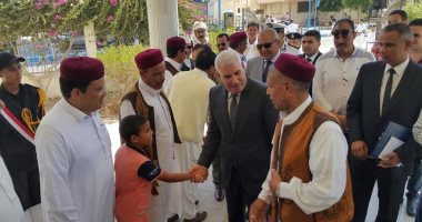 صور.. محافظ مطروح للعمد والمشايخ: أنا مش بتاع شلل ولا بستقى معلوماتى من الفيس