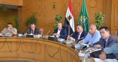 محافظ الإسماعيلية يستعرض استعدادات وتجهيزات استقبال العام الدراسى الجديد