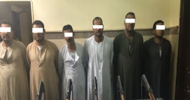 صور.. الأمن العام يحاصر الخارجين عن القانون.. مداهمة البؤر الإجرامية بالمحافظات وضبط 235 قطعة سلاح و272 قضية مخدرات.. تنفيذ الحكم فى 4 متهمين مطلوبين فى قضايا.. ومقتل بلطجية يروعون الآمنين