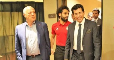 صور.. وزير الرياضة يلتقى لاعبى المنتخب عقب التدريب 