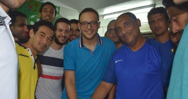 بلدية المحلة يحتفل بعيد ميلاد المدير الفنى للفريق قبل مباراة الديربى