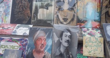 محمود درويش ينافس هتلر فى حضرة الحسين.. بائعون ينقلون الـ cover photo من بروفيلات السوشيال ميديا للوحات مطبوعة.. جملة شاعر فلسطين سأصير يوما ما أريد الأكثر رواجًا.. والأسعار تتراوح ما بين 30 لـ 70 جنيها