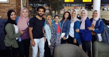 صور.. طلاب جامعة أكتوبر للعلوم يلتقون بمحمد صلاح خلال رحلتهم ببريطانيا
