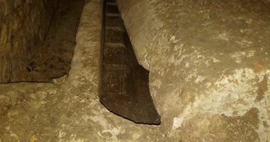الآثار تعلن كشف مقبرة صخرية فى منطقة اللشت بالجيزة.. صور