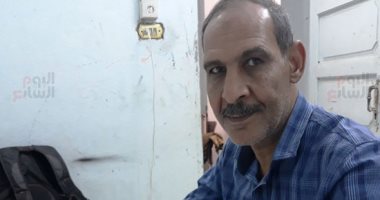 صور.. الأيدى المبدعة.. "علاء" يجيد النحت على البيض والكتابة بالخطوط العربية