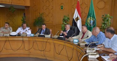 محافظ الإسماعيلية يتابع تنفيذ مشروع تطوير المحاور والطرق المرورية