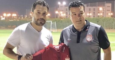 الأفريقى التونسى يصل القاهرة لمواجهة بيراميدز ويهدى أحمد حسن قميص النادى 