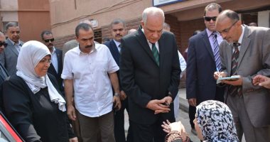 محافظ الجيزة يتفقد 13 قسما بمستشفى أم المصريين العام:" حد مقصر معاكم فى حاجه"