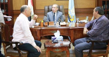 محافظ كفر الشيخ يؤكد إعادة تشغيل المشروعات المتوقفة وتأهيل الطرق