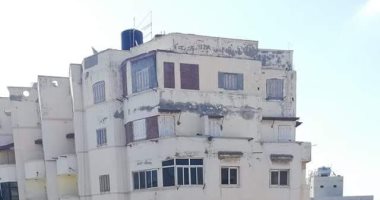 عقار آيل للسقوط يهدد حياة الأهالى بمنطقة سموحة فى الإسكندرية