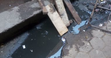 صور.. شكوى من كسر ماسورة الصرف الصحى وغرق شارع فى العتبة