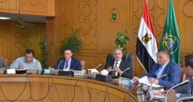 محافظ الإسماعيلية يستعرض الموقف التنفيذى لمشروعات الخطة الاستثمارية