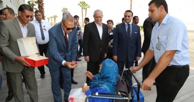 فيديو.. محافظا قنا والأقصر يستقبلان حجاج الجمعيات الأهلية بمطار الأقصر الدولي