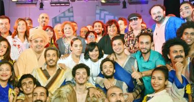 صور.. وزيرة الثقافة تشهد عرض بلاد السعادة على مسرح السلام