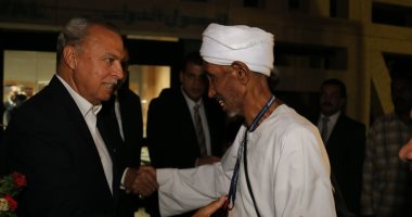 صور.. محافظ قنا يستقبل الحجاج بمطار الأقصر الدولى