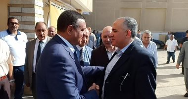 فيديو وصور.. وصول وزير الرى لتفقد استعدادات محافظة البحيرة للسيول والأمطار