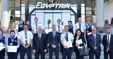 رئيس مصر للطيران يكرم أطقم رحلة أسمرة وكازبلانكا لأدائهم المتميز