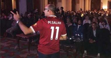 طبيب أسنان إنجليزى يحاضر فى القاهرة بـ "تى شيرت" محمد صلاح