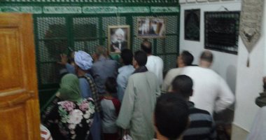 صور.. توافد مئات المواطنين على مقام "جلال السيوطى" للاحتفال بمولده بأسيوط