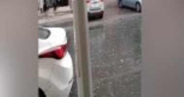 شاهد الأمطار الثلجية تتساقط على شوارع مكة المكرمة