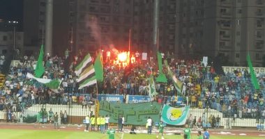 صور.. جمهور الاتحاد يحفز اللاعبين بـالشماريخ قبل مواجهة الحدود