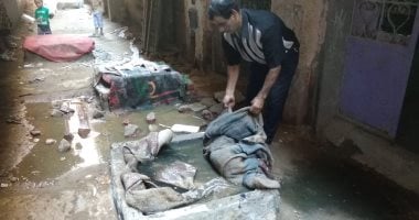 صور.. مياه الصرف الصحى تدخل المنازل بشارع منصور غانم فى بشتيل