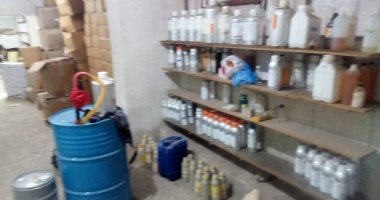  صور.. شرطة التموين تضبط مدير مصنع عطور يستخدم مواد مجهولة