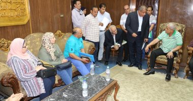 صور.. محافظ المنوفية يستمع لمطالب المواطنين ويوجه بسرعة حل مشاكلهم 