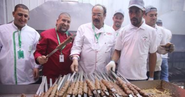 الشيفان "الشربينى" و"حسونة" يعدان الطعام للحجاج المصريين بالسعودية.. صور 