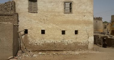 المياه الجوفية تهاجم المنازل بقرية "الحلة"